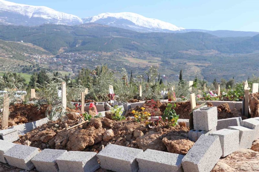 Depremde Hayatını Kaybedenlere Son Görev Hakkıyla Yapılıyor