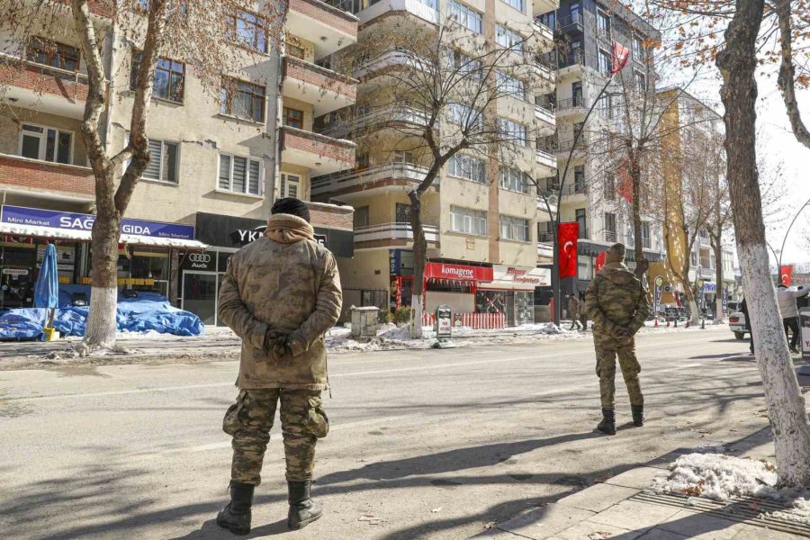 Vanlı Güvenlik Korucuları Deprem Bölgesinde Nöbette