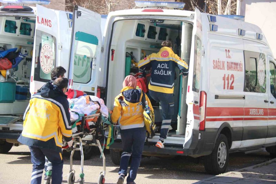 Adıyaman’da Soğuktan Zatürre Olan Ve Damarları Tıkanan İki Hasta Diyarbakır’a Getirildi