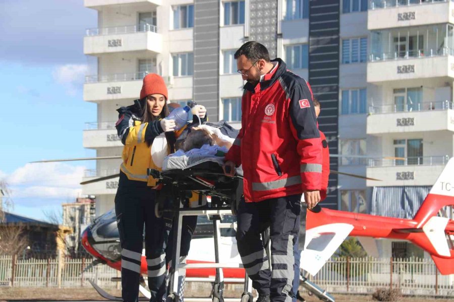 Adıyaman’da Soğuktan Zatürre Olan Ve Damarları Tıkanan İki Hasta Diyarbakır’a Getirildi