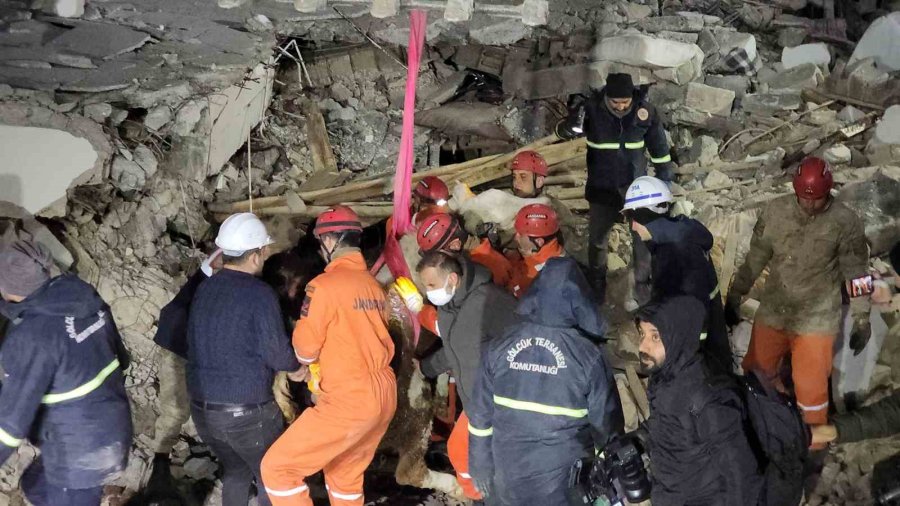 Günlerce Enkaz Altına Sürünerek Girip Beslediği İneğine 11 Gün Sonra Kavuştu