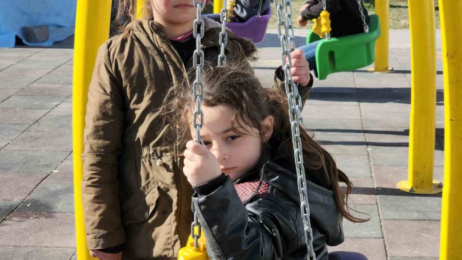 Çocuklar Depremi Oyun Oynayarak Unutuyor