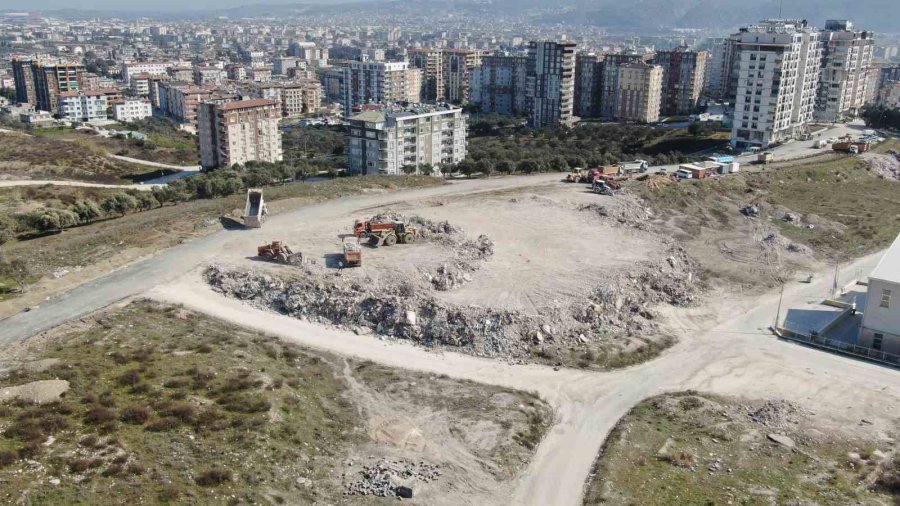 Yerle Bir Olan Hatay’da Binaların Enkazları Bu Alana Dökülüyor