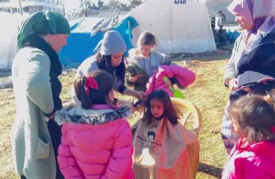 Çadırkentte Kalanlar Tıraş Edildi, Kız Çocuklarına Saç Bakımı Yapıldı