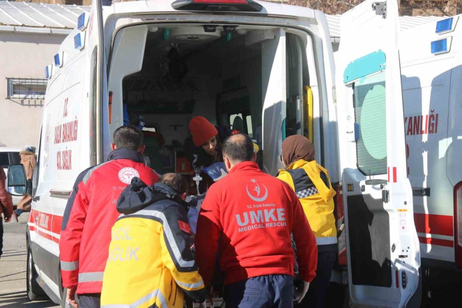 Adıyaman’da Soğuktan Zatürre Olan Ve Damarları Tıkanan İki Hasta Diyarbakır’a Getirildi