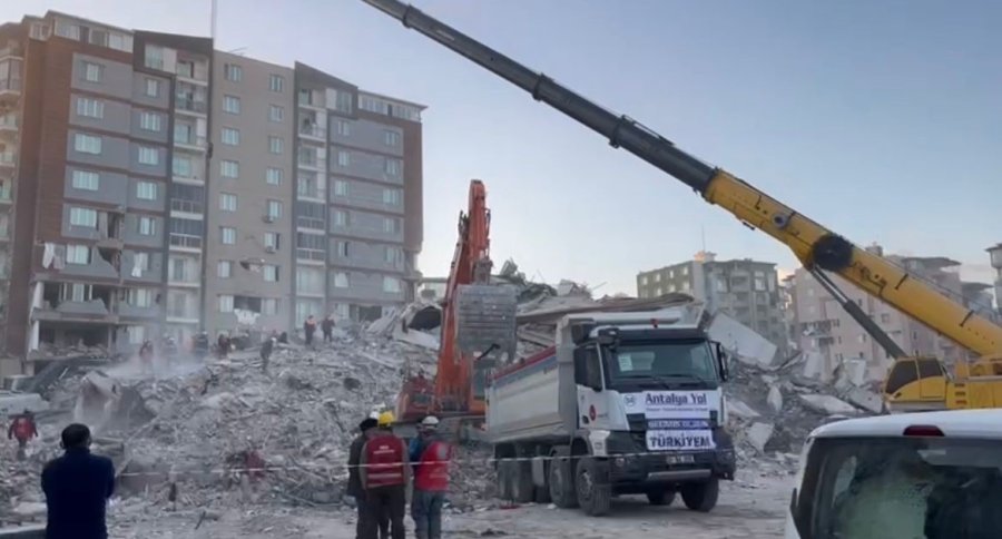 Hatay’da Ailelerin Bekleyişi Devam Ediyor