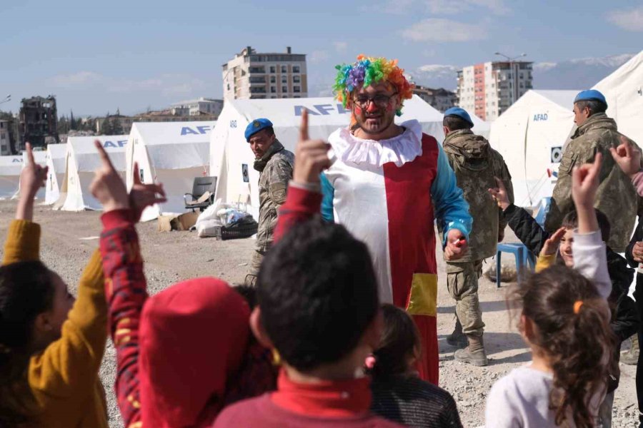 Depremi Yaşayan Çocuklara Moral Oldular