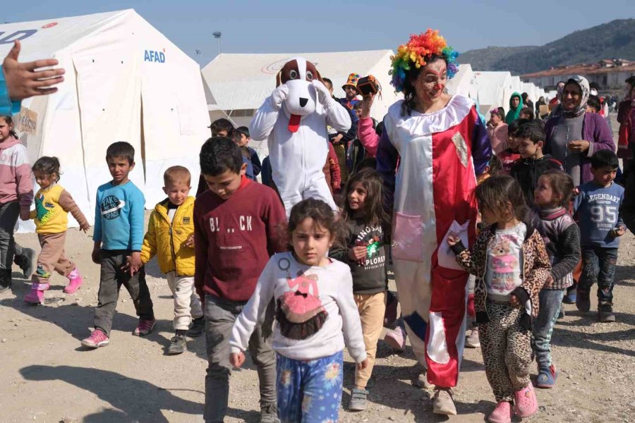 Depremi Yaşayan Çocuklara Moral Oldular