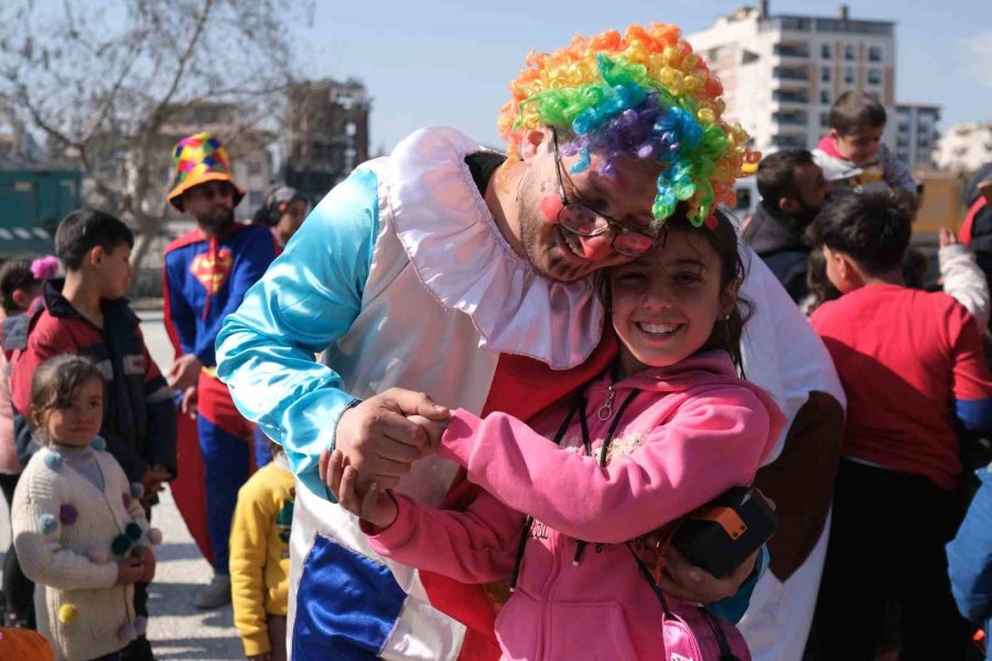 Depremi Yaşayan Çocuklara Moral Oldular