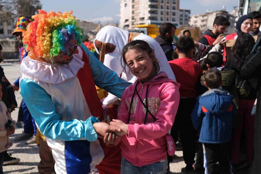 Depremi Yaşayan Çocuklara Moral Oldular