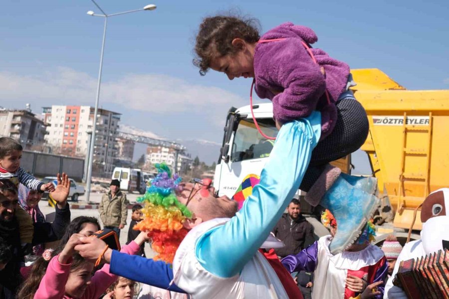 Depremi Yaşayan Çocuklara Moral Oldular