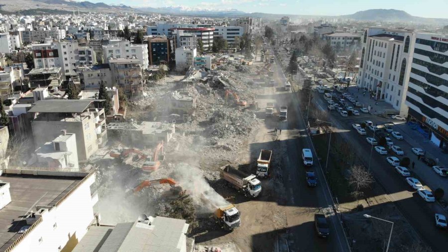 Adıyaman’da Binden Fazla İş Makinesi Enkazlarda Çalışıyor