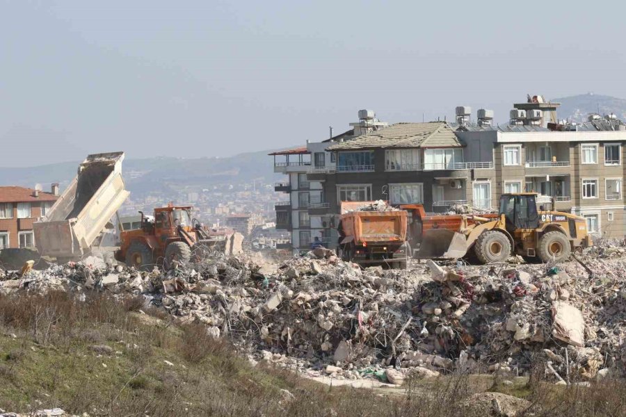 Yerle Bir Olan Hatay’da Binaların Enkazları Bu Alana Dökülüyor