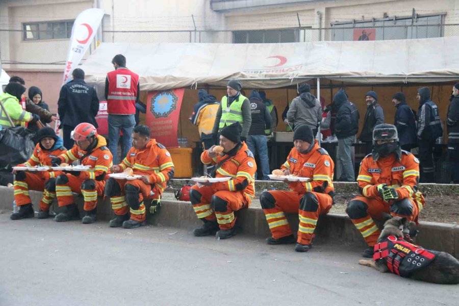 Endonezyalı Ekip, Diyarbakır’da Hayatını Kaybeden Vatandaşlarının Cenazelerini Aldı