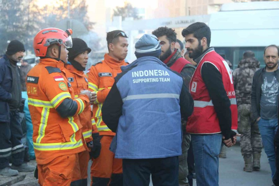 Endonezyalı Ekip, Diyarbakır’da Hayatını Kaybeden Vatandaşlarının Cenazelerini Aldı