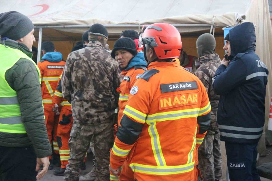 Endonezyalı Ekip, Diyarbakır’da Hayatını Kaybeden Vatandaşlarının Cenazelerini Aldı