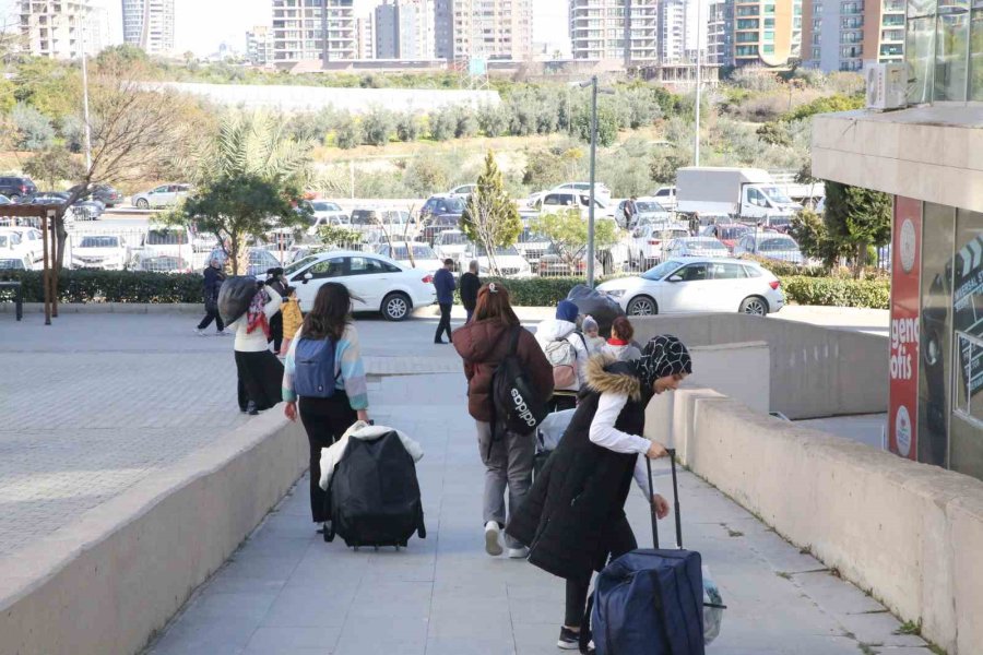 Üniversite Öğrencileri Kendi Malzemelerini Depremzedelere Bırakıyor