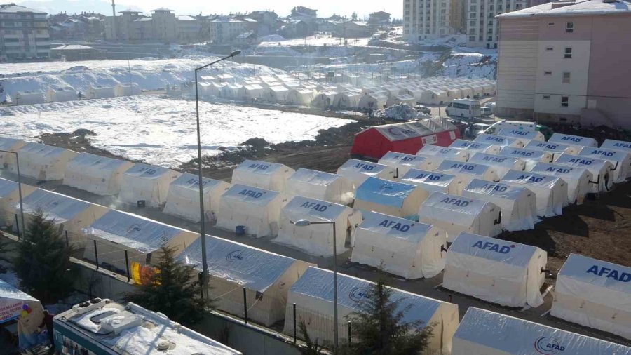 Malatya’da Depremzedeler Çadır Kentte Hayata Tutunuyor