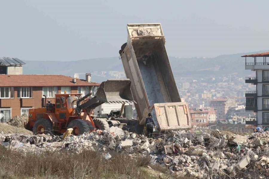 Yerle Bir Olan Hatay’da Binaların Enkazları Bu Alana Dökülüyor