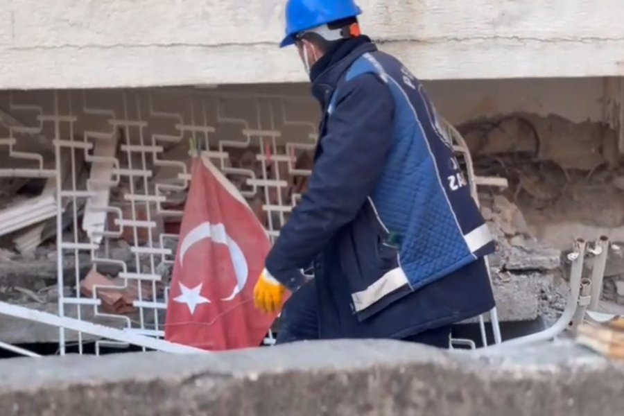 Enkaz Çalışmalarına Destek Veren Zabıta Personelinden ’türk Bayrağı’ Hassasiyeti