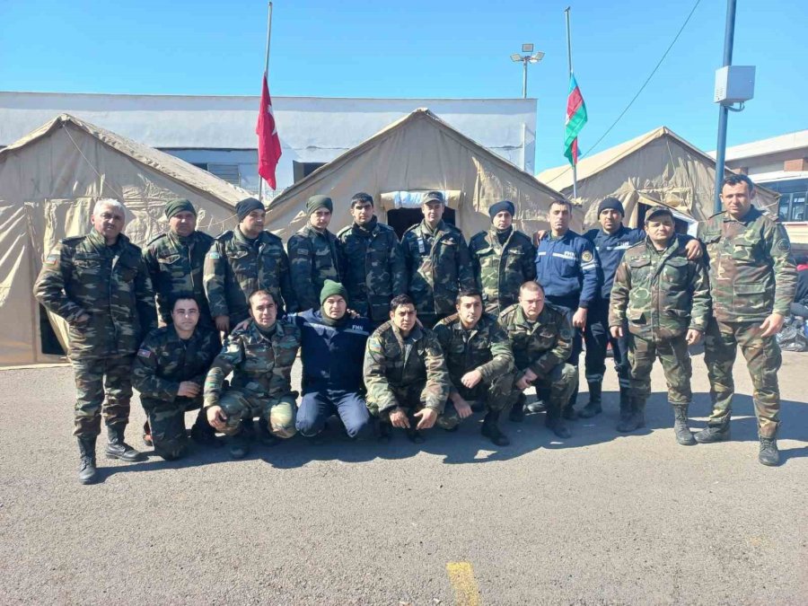 Azerbaycan Arama Kurtarma Personeli Enkazda Bulduğu Paraları Jandarma Ekiplerine Teslim Etti