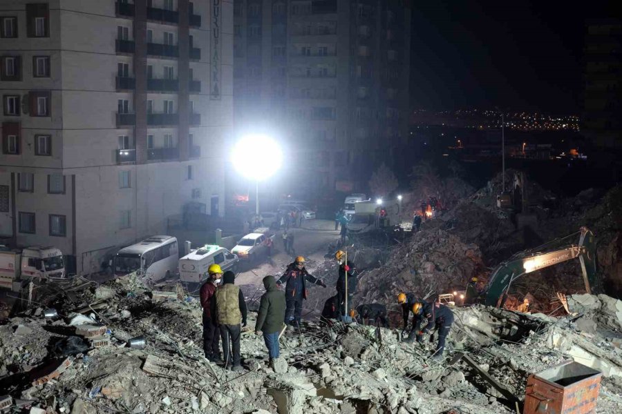 Kahramanmaraş’ta Gece Boyunca Enkaz Altındaki Yakınlarından Haber Beklediler