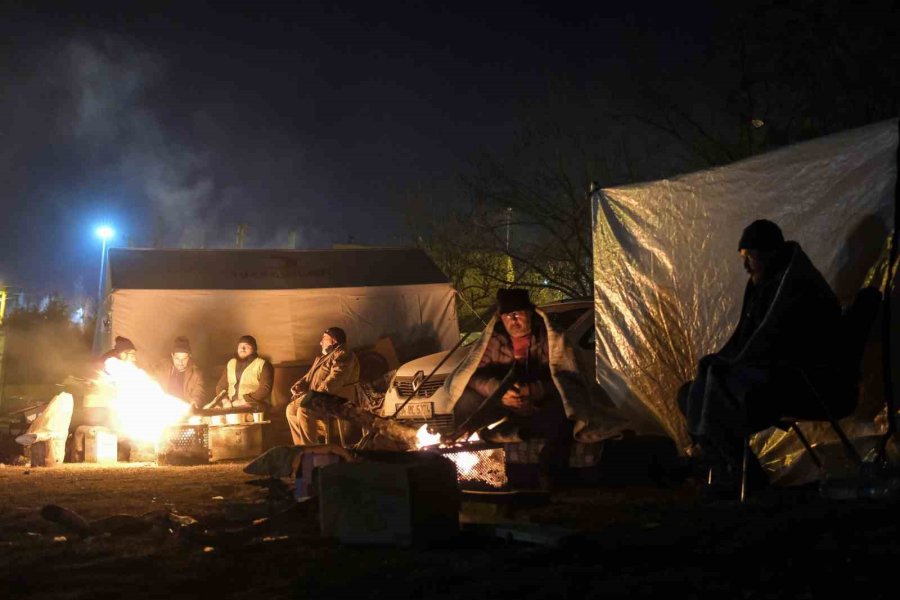 Kahramanmaraş’ta Gece Boyunca Enkaz Altındaki Yakınlarından Haber Beklediler