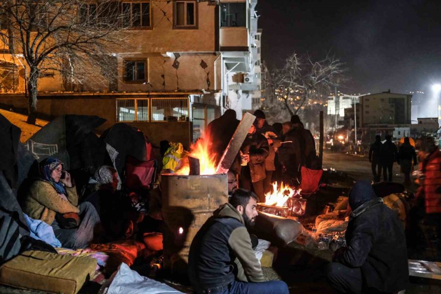 Kahramanmaraş’ta Gece Boyunca Enkaz Altındaki Yakınlarından Haber Beklediler