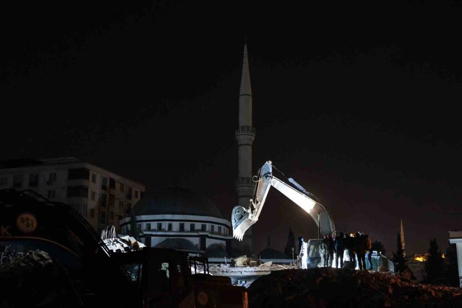 Kahramanmaraş’ta Gece Boyunca Enkaz Altındaki Yakınlarından Haber Beklediler