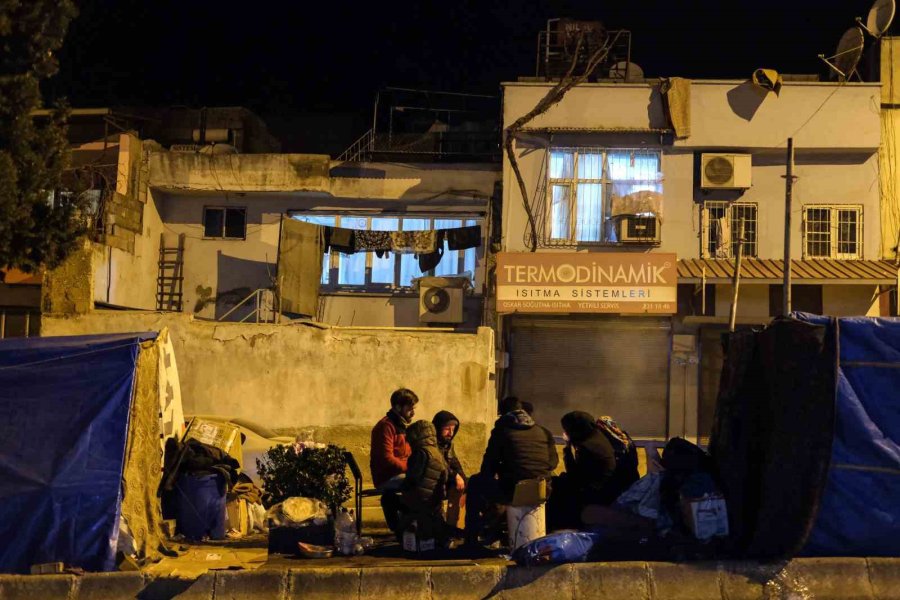 Kahramanmaraş’ta Gece Boyunca Enkaz Altındaki Yakınlarından Haber Beklediler