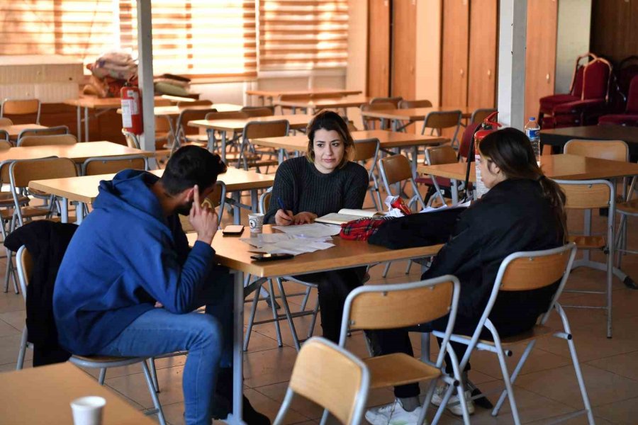 Mersin’deki Depremzedelere Psikolojik İlk Yardımda Bulunuluyor