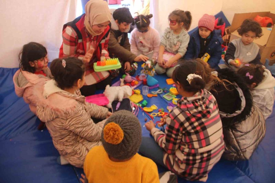 Kendi Oyuncaklarını Yazdıkları Notlarla Depremzede Çocuklara Gönderiyorlar