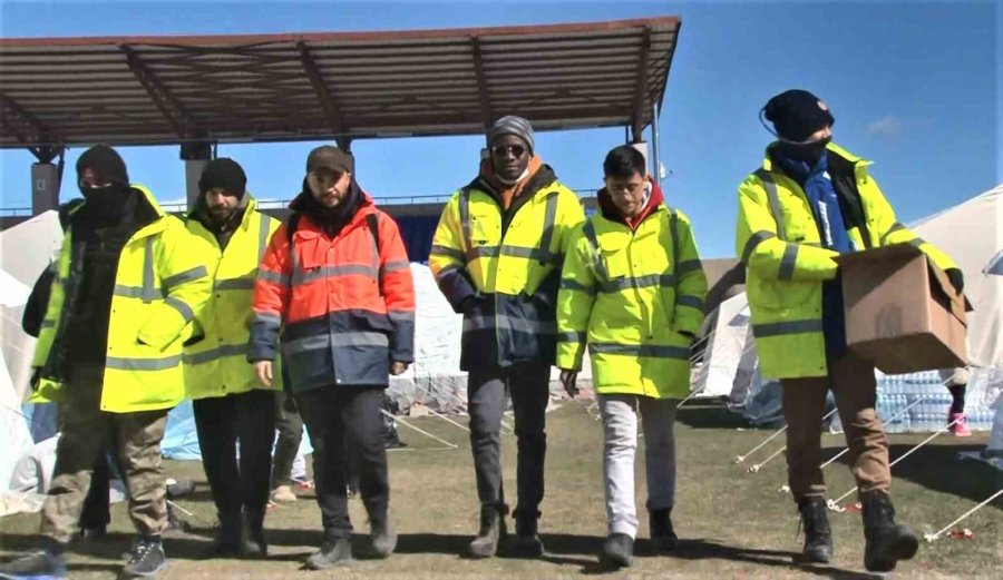 “türkiye’ye Borcumu Ödemeliyim” Diyen Afrikalı Öğrenci Soluğu Deprem Bölgesinde Aldı