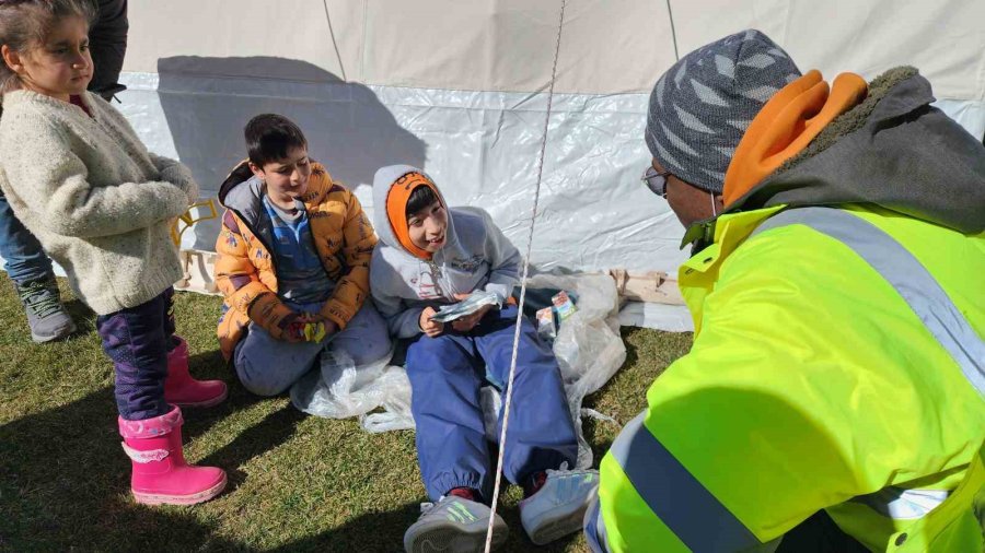 “türkiye’ye Borcumu Ödemeliyim” Diyen Afrikalı Öğrenci Soluğu Deprem Bölgesinde Aldı