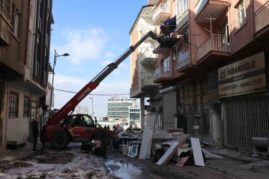 Malatya’da Vatandaşlar Hasarlı Binalardan Eşyalarını Taşımaya Başladı