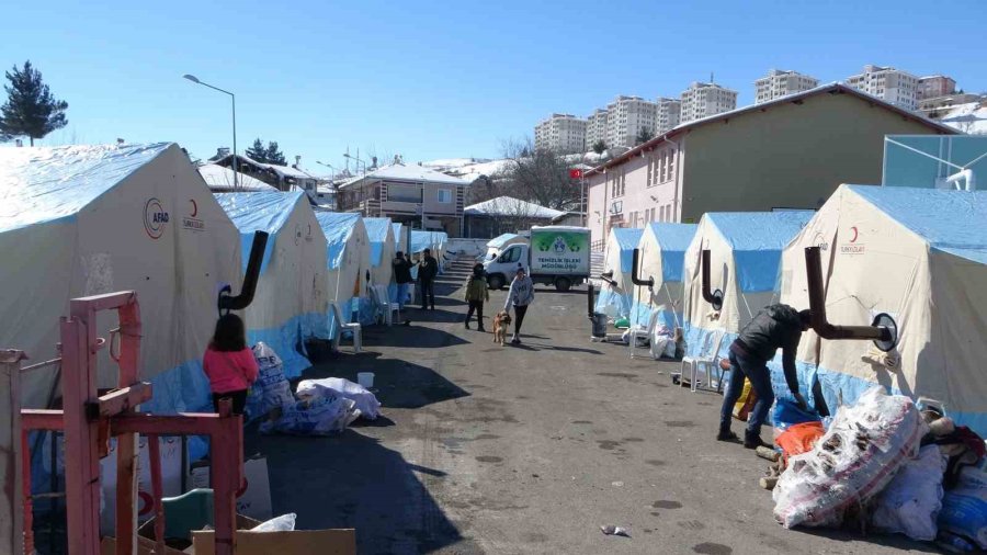 Depremin Vurduğu Akçadağ’da Yaralar Sarılıyor