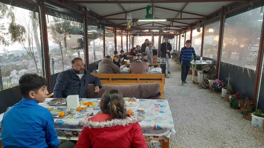 Narlıkuyu Boyuninceli Yörüklerinden Aşevinde Depremzedelere Ücretsiz Yemek