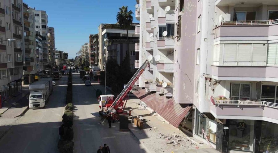 Osmaniye’de Vatandaşlar Hasarlı Binalardan Eşyalarını Taşımaya Başladı