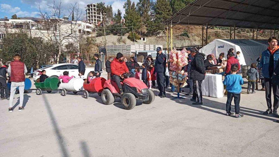 Depremden Etkilenen Çocukların Yüzünü Varillerden Yaptığı Tırtıl İle Güldürdü