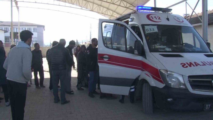 Sağlık Personeli Hatay’ın Köylerini Tek Tek Dolaşarak Depremzedelere Ulaşıyor