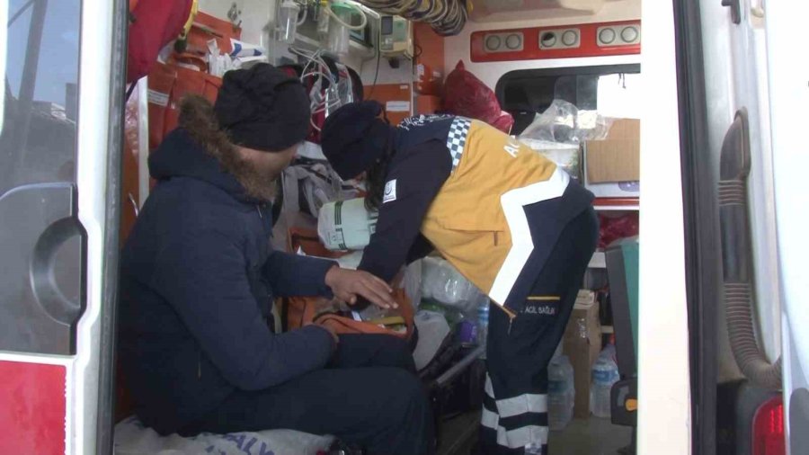 Sağlık Personeli Hatay’ın Köylerini Tek Tek Dolaşarak Depremzedelere Ulaşıyor