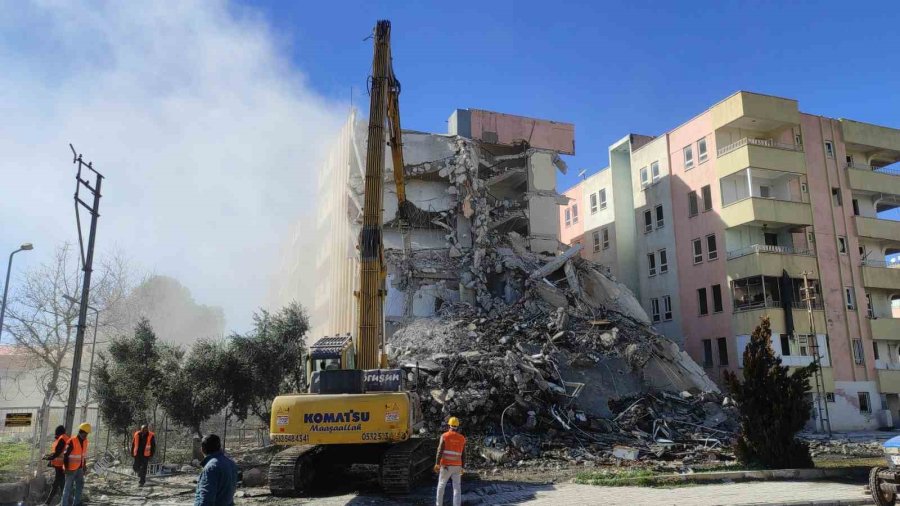 Şanlıurfa’da Ağır Hasarlı Binalar Tek Tek Yıkılıyor