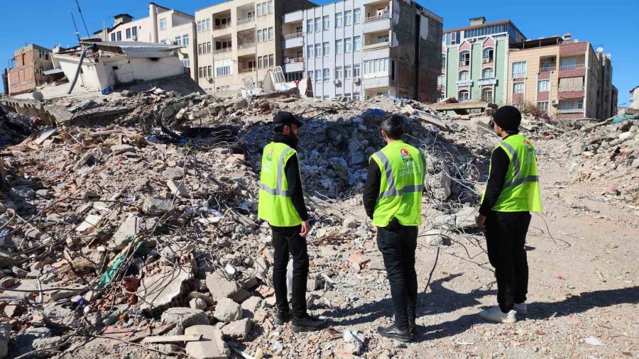 Azerbaycan’da Çekilen Fotoğrafı İle Depremin Simgesi Olan Server Beşirli: