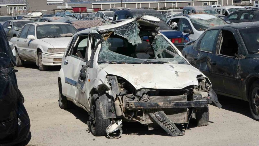 Depremde Zarar Gören Binlerce Araç Otoparklarda