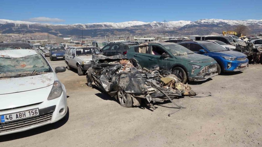 Depremde Zarar Gören Binlerce Araç Otoparklarda