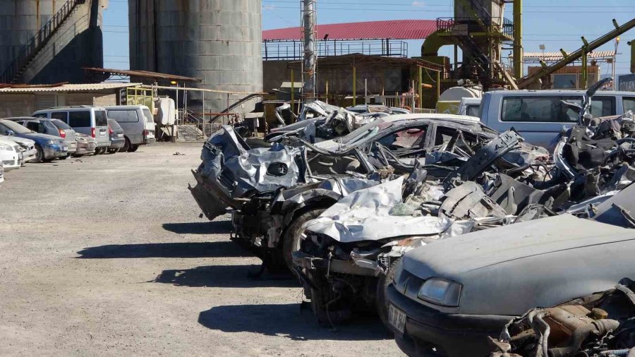 Depremde Zarar Gören Binlerce Araç Otoparklarda