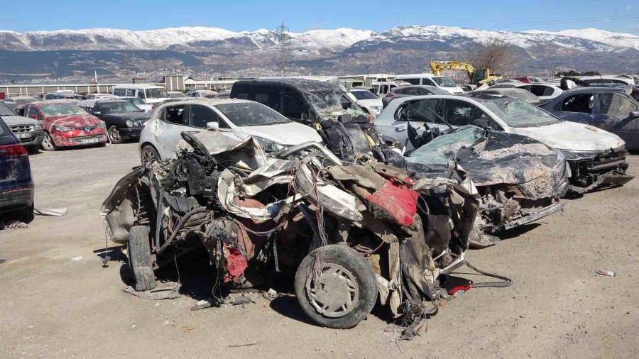 Depremde Zarar Gören Binlerce Araç Otoparklarda