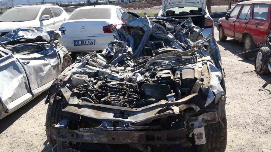 Depremde Zarar Gören Binlerce Araç Otoparklarda