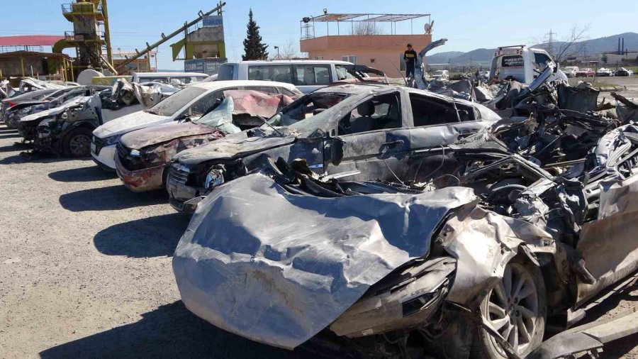 Depremde Zarar Gören Binlerce Araç Otoparklarda