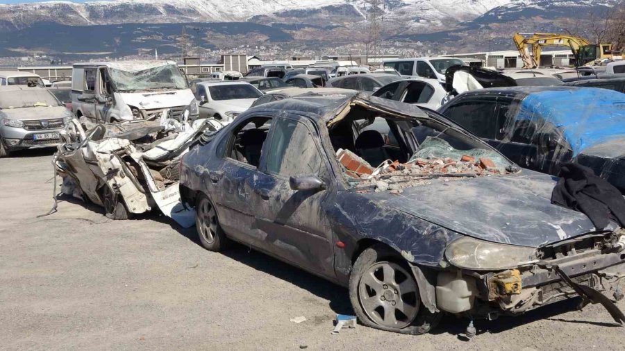 Depremde Zarar Gören Binlerce Araç Otoparklarda